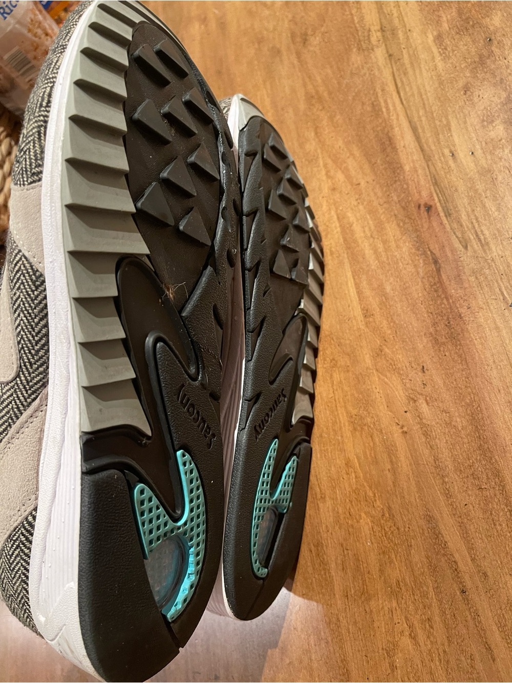 Saucony Men’s GRID 8000 Herringbone Black and Gray Sneakers - Picture 5 of 9